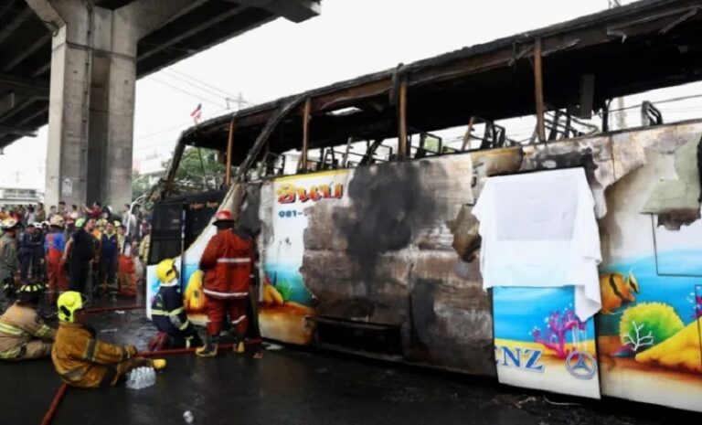 थाइलैंड में स्कूल बस में आग, 25 स्टूडेंट्स की मौत:टायर फटने से हुआ हादसा; 5 टीचर्स समेत 44 लोग सवार थे