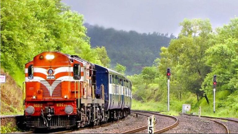 कामायनी एक्सप्रेस ट्रेन में बम होने की सूचना के बाद मचा हड़कंप, डिब्बों से यात्रियों को निकाला गया बाहर