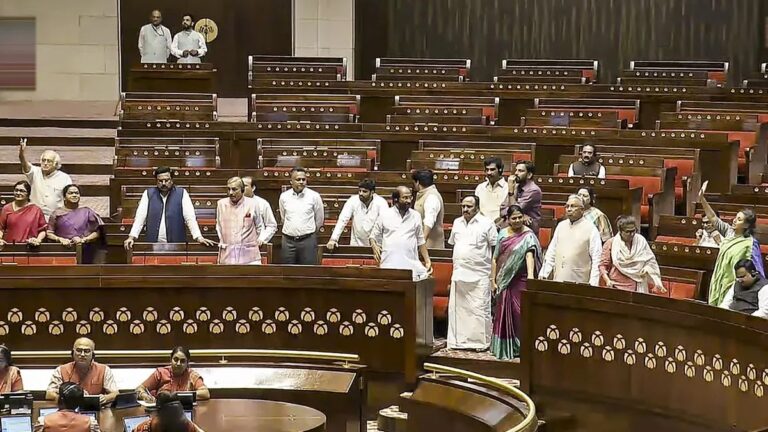 राज्यसभा में हंगामा: सभापति की तरफ जाने वाली सीढ़ियों पर खड़ी हो गईं TMC सांसद, महिला मार्शलों को बुलाना पड़ा