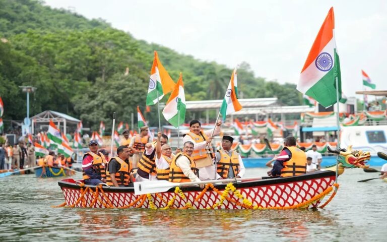 ये देश है वीर-जवानों का…,’ गाकर देशभक्ति के रंग में रंगे सीएम डॉ. मोहन, बोले- आगे बढ़ने की प्रेरणा दे रहीं लहरें