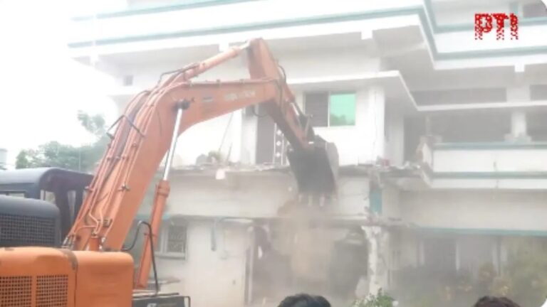 मछली परिवार के साम्राज्य का ‘आखिरी किला’ ध्वस्त, 22 करोड़ के तीन मंजिला मकान पर चला बुलडोजर