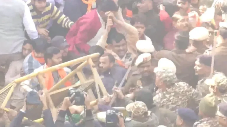 दिल्ली में बांग्लादेश हाई कमीशन के बाहर प्रदर्शन, हिंदू युवक की हत्या का विरोध, भीड़ ने बैरिकेडिंग हटाने की कोशिश की