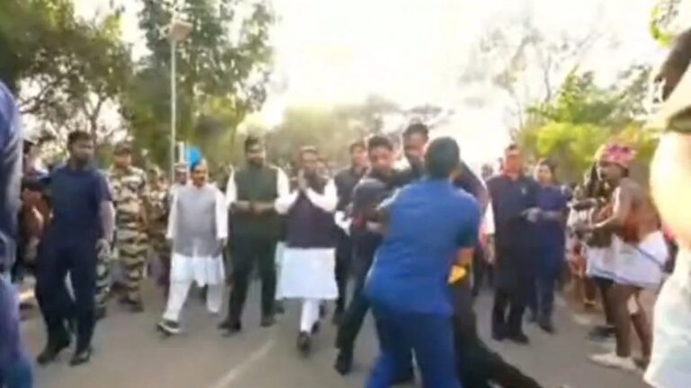 मुख्यमंत्री की सुरक्षा में हो गई बड़ी चूक, मच गई अफरा-तफरी, देखें घटना का Video