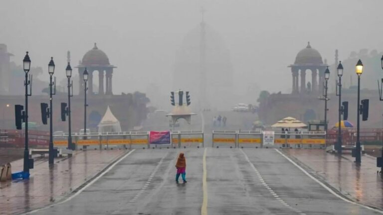 आज बारिश होगी या नहीं? कितना गिरा तापमान, जानें दिल्ली, लखनऊ, जयपुर और पटना में मौसम का अलर्ट