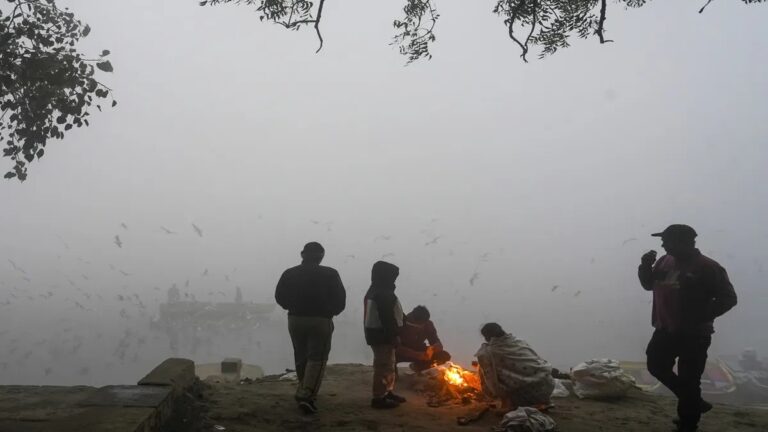 हिमाचल, जम्मू-कश्मीर में बर्फबारी, तो दिल्ली-NCR में शीतलहर और घने कोहरे का अलर्ट; जानें 2 जनवरी का वेदर