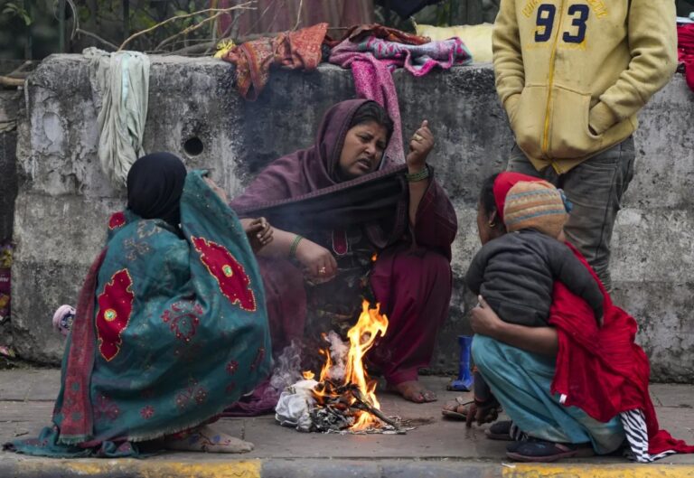 पूरे उत्तर भारत में हाड़ गलाने वाली ठंड, दिल्ली के अलावा इन राज्यों में बारिश का अलर्ट; जानें मौसम का हाल