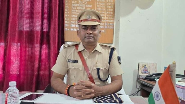 चलती ट्रेन में यात्री से पुलिसवालों ने छीना 1.44 करोड़ का सोना, थानाध्यक्ष ही निकला मास्टरमाइंड, भेजा गया जेल