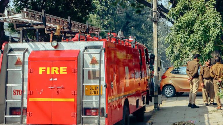तेलंगाना की फैक्ट्री में रिएक्टर में धमाके के बाद लगी भीषण आग, दमकल की 10 गाड़ियां मौके पर