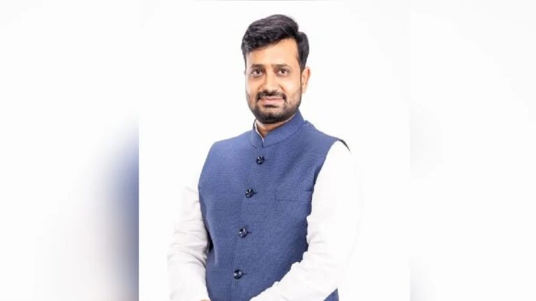 कटारे शुक्रवार शाम 4 बजे तक विधानसभा की कार्यवाही में मौजूद थे। अचानक सदन से बाहर निकले और मोबाइल स्विच ऑफ कर दिया जिसे लेकर शाम तक सस्पेंस बना रहा। मध्य प्रदेश कांग्रेस कमेटी ने प्रेस विज्ञप्ति जारी कर हेमंत कटारे के इस्तीफे की पुष्टि की है।मध्य प्रदेश विधानसभा में उप नेता प्रतिपक्ष हेमंत कटारे ने अपने पद से इस्तीफा दे दिया है। यह इस्तीफा उन्होंने कांग्रेस पार्टी के राष्ट्रीय अध्यक्ष मल्लिकार्जुन खड़गे, मध्य प्रदेश कांग्रेस कमेटी के अध्यक्ष जीतू पटवारी एवं नेता प्रतिपक्ष उमंग सिंगार को सौंपा है। भिंड जिले के अटेर सीट से कांग्रेस विधायक हेमंत कटारे ने अपने इस्तीफा में लिखा है कि वह परिवार और क्षेत्र की जनता को पर्याप्त समय नहीं दे पाने के कारण अपने पद से इस्तीफा दे रहे हैं।परिवार और क्षेत्र को नहीं दे पा रहे थे समय इस संबंध में संगठन महासचिव डॉक्टर संजय कामले ने जानकारी देते हुए कहा कि हेमंत कटारे ने अपने इस्तीफे में पारिवारिक दायित्वों एवं समय की कमी का उल्लेख किया है। उन्होंने स्पष्ट किया है कि वर्तमान परिस्थितियों में वे अपने विधानसभा क्षेत्र को अपेक्षित समय और ध्यान नहीं दे पा रहे थे, इसी कारण उन्होंने उप नेता प्रतिपक्ष के पद से त्यागपत्र दिया है।  कांग्रेस पार्टी के साथ थे, हैं और रहेंगे उन्होंने यह भी स्पष्ट किया कि हेमंत कटारे का यह इस्तीफा केवल पद से संबंधित है, न कि पार्टी की सदस्यता से। वे कांग्रेस पार्टी के साथ थे, हैं और आगे भी पूरी निष्ठा के साथ पार्टी के साथ रहेंगे।  अभी स्वीकार नहीं किया गया इस्तीफा उन्होंने बताया कि हेमंत कटारे के उपनेता प्रतिपक्ष पद से इस्तीफा स्वीकार किया जाए या नहीं, इसका अंतिम निर्णय प्रदेश कांग्रेस अध्यक्ष जीतू पटवारी एवं पार्टी के शीर्ष नेतृत्व के विवेकाधिकार पर निर्भर है।   किसी को नहीं पता था कि ऐसी बात होने वाली है- उमंग सिंघार नेता प्रतिपक्ष उमंग सिंघार ने कहा कि, ‘आप लोगों से जानकारी मिली है। मैं हाउस में था। परिवार की बात है, मामले की जानकारी लूंगा। साथी विधायकों ने बताया कि अच्छा काम कर रहे थे। अच्छा परफॉर्मेंस था। सबके साथ खाना खाया, लेकिन किसी साथी विधायक को नहीं पता था कि ऐसी बात होने वाली है। आश्चर्य की बात है कि मेरी जानकारी में कुछ भी बात नहीं है। उनका परिवार कांग्रेस का पुराना परिवार है। इस प्रकार का कोई कदम हेमंत कटारे तो नहीं उठाएंगे।