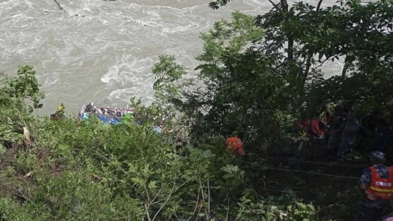 त्रिशूली नदी में बस गिरने से 18 लोगों की मौत, रात में डेढ़ बजे हुआ हादसा