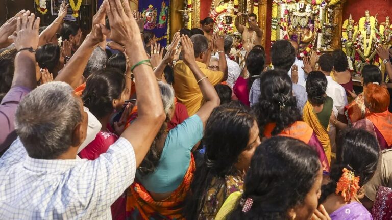 तिरुपति बालाजी मंदिर में महिला श्रद्धालु को सांप ने काटा: दर्शन के लिए लाइन में लगी थी मोनिका, डसते ही निकली चीख