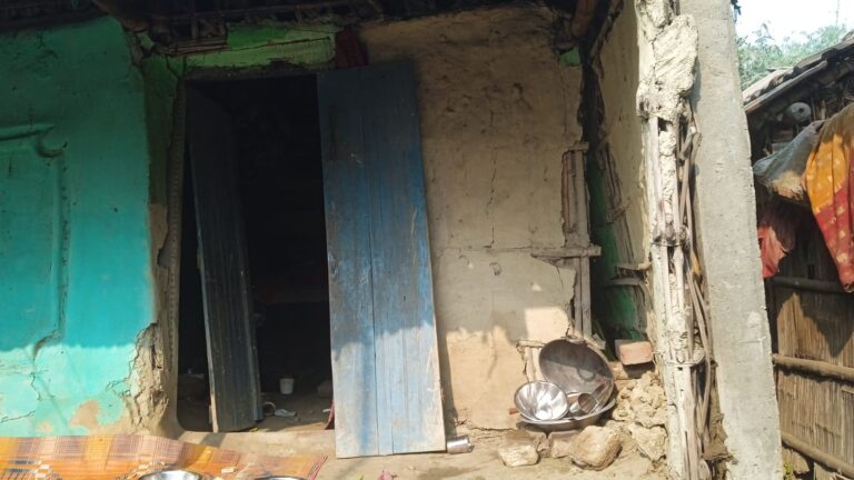 दरवाजा तोड़कर ‘दारू’ की तलाशी, फिर लाखों के जेवर गायब: