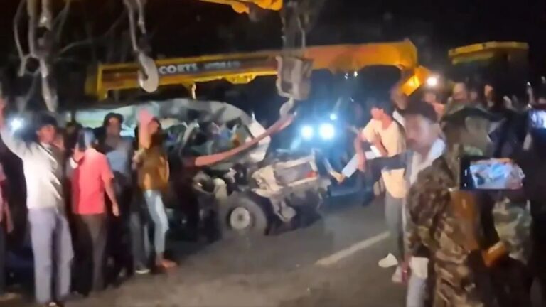 मरीज को ले जा रही एम्बुलेंस में ट्रक ने मारी टक्कर, 7 लोगों की दर्दनाक मौत