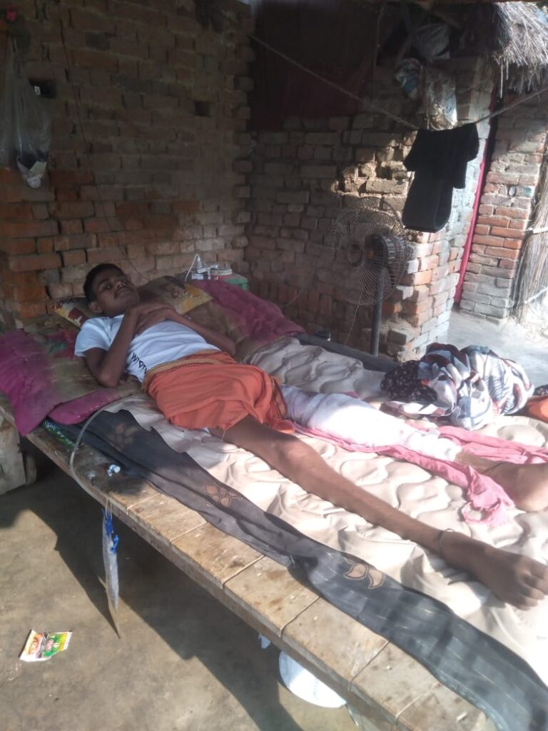 आयुष्मान योजना का दर्द: 8 महीने से कार्ड के लिए भटक रहा घायल युवक, सिस्टम की लापरवाही उजागर