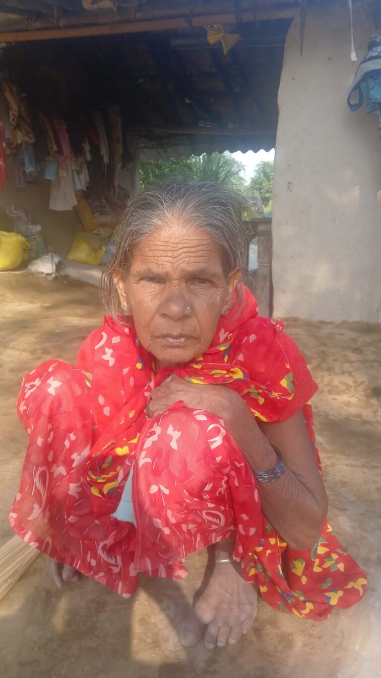 खेत में गड्ढा खुदवाने पहुंचे पुलिसकर्मियों पर धमकी देने का आरोप, बुजुर्ग महिला बोली- “कोई सुनवाई नहीं हो रही”