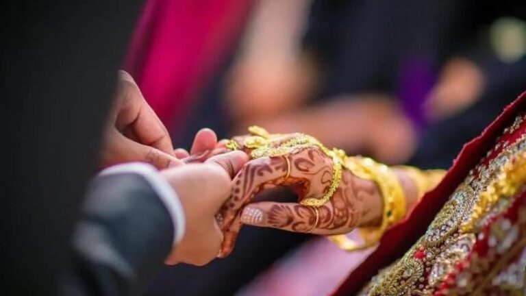 NRI पति को छोड़ भारत लौटी पत्नी, ससुराल में दिन-रात घर के काम और अकेलेपन से थी परेशान