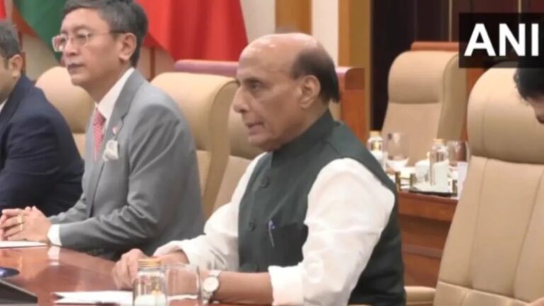 वियतनाम पहुंचे रक्षा मंत्री राजनाथ सिंह, हनोई में द्विपक्षीय बैठक हुई संपन्न; VIDEO आया सामने