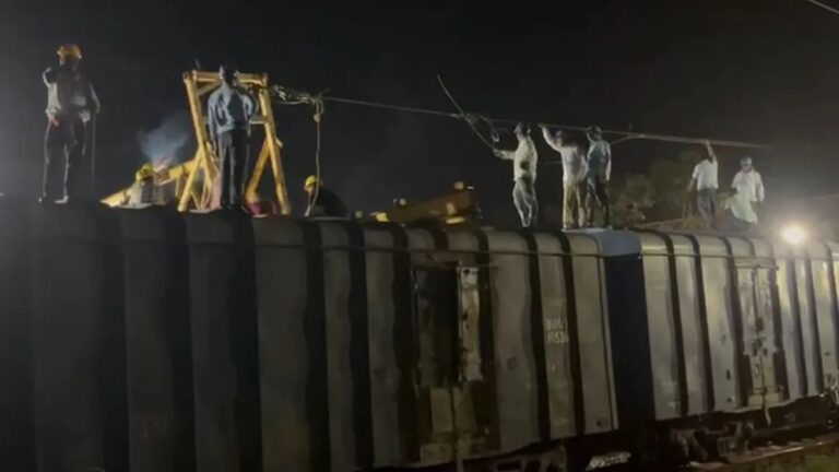 बालासोर में बड़ा रेल हादसा टला, ट्रेन के ऊपर गिरा क्रेन, रेलवे की सेवाएं प्रभावित