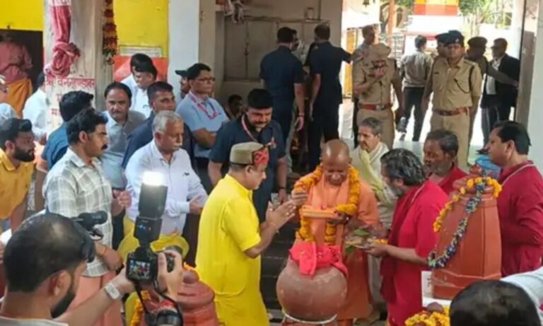 सीएम योगी ने किए पीतांबरा पीठ के दर्शन:सुरक्षा के चलते डेढ़ घंटे बंद रही आम श्रद्धालुओं की एंट्री