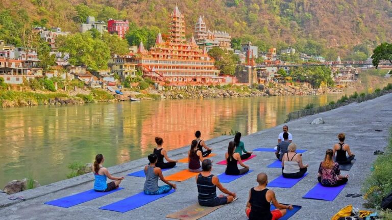 सिर्फ योग सिखा कर हर महीने कर सकते हैं मोटी कमाई, चेक करें कैलकुलेशन