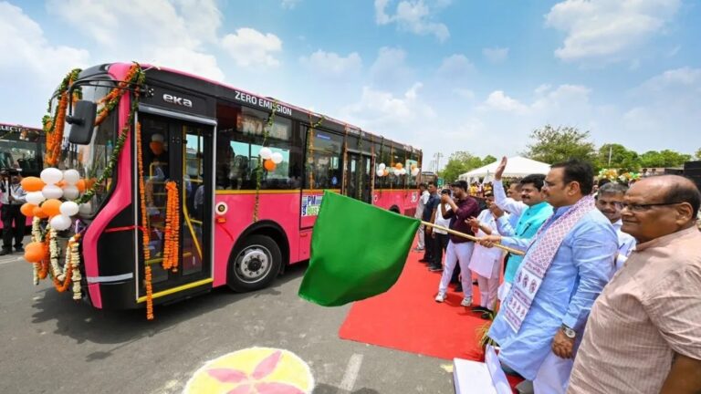 राजस्थान की सड़कों पर उतरीं इलेक्ट्रिक बसें, मुख्यमंत्री ने 47 बसों को हरी झंडी दिखाकर किया रवाना