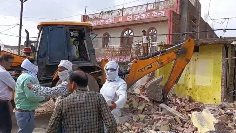 ग्वालियर में हाईकोर्ट के आदेश पर बुलडोजर एक्शन, टूटे 75 मकान, बेघर हुए लोगों ने खड़े किए सवाल