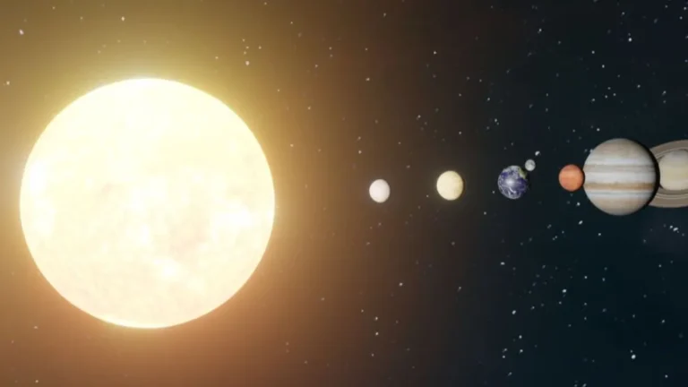 Surya Grah Mantra: रविवार को करें सूर्य देव के 4 मंत्रों का जप, ग्रहों के राजा बलवान होकर सुधार देंगे आपका जीवन