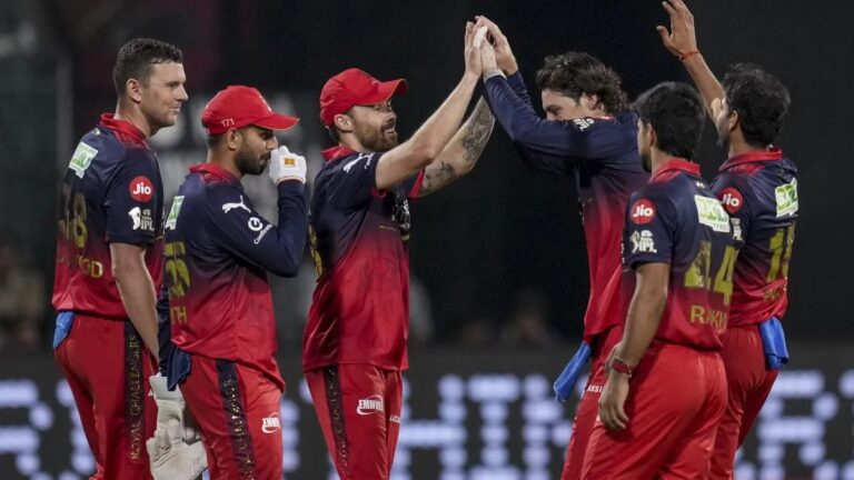 दो प्लेयर्स ने लगाई खिताबी हैट्रिक, RCB के साथ बैक-टू-बैक ट्रॉफी जीतकर मचाया तहलका