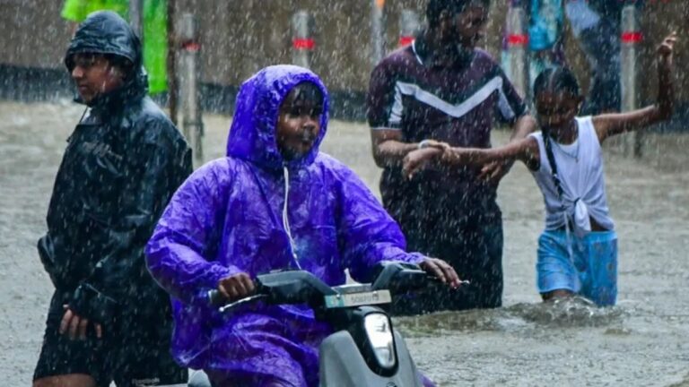 एक साथ एक्टिव हुए कई वेदर सिस्टम, अगले 5 दिन देश के ज्यादातर हिस्सों में भारी बारिश के आसार, 23 राज्यों के लिए अलर्ट जारी