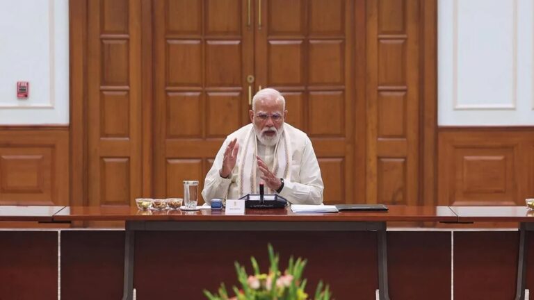 पीएम मोदी ने ‘सेवा तीर्थ’ में सभी विभागों के सचिवों के साथ की हाई-लेवल मीटिंग, जानिए किन मुद्दों पर हुई बातचीत